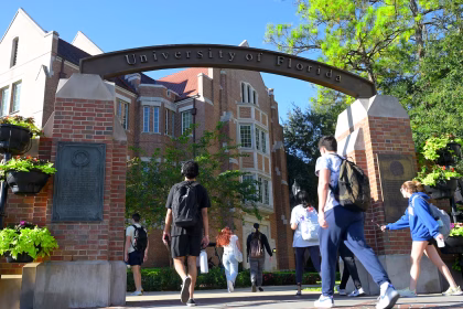 Puertas cerradas: Universidades públicas de Florida bloquean a estudiantes sin papeles
