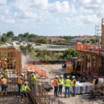 El desarrollo inmobiliario en Florida contrasta entre los rascacielos de ultralujo en Palm Beach y el crecimiento comercial y residencial en la Costa del Tesoro.