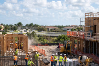 El desarrollo inmobiliario en Florida contrasta entre los rascacielos de ultralujo en Palm Beach y el crecimiento comercial y residencial en la Costa del Tesoro.