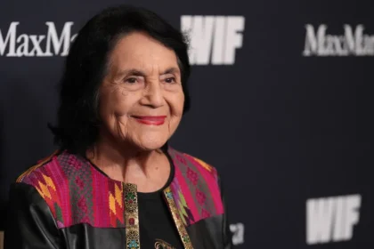 Muere Dolores Huerta, la histórica líder latina que convirtió la lucha laboral en resistencia