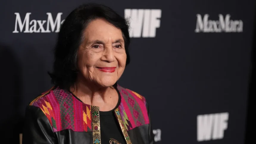 Muere Dolores Huerta, la histórica líder latina que convirtió la lucha laboral en resistencia