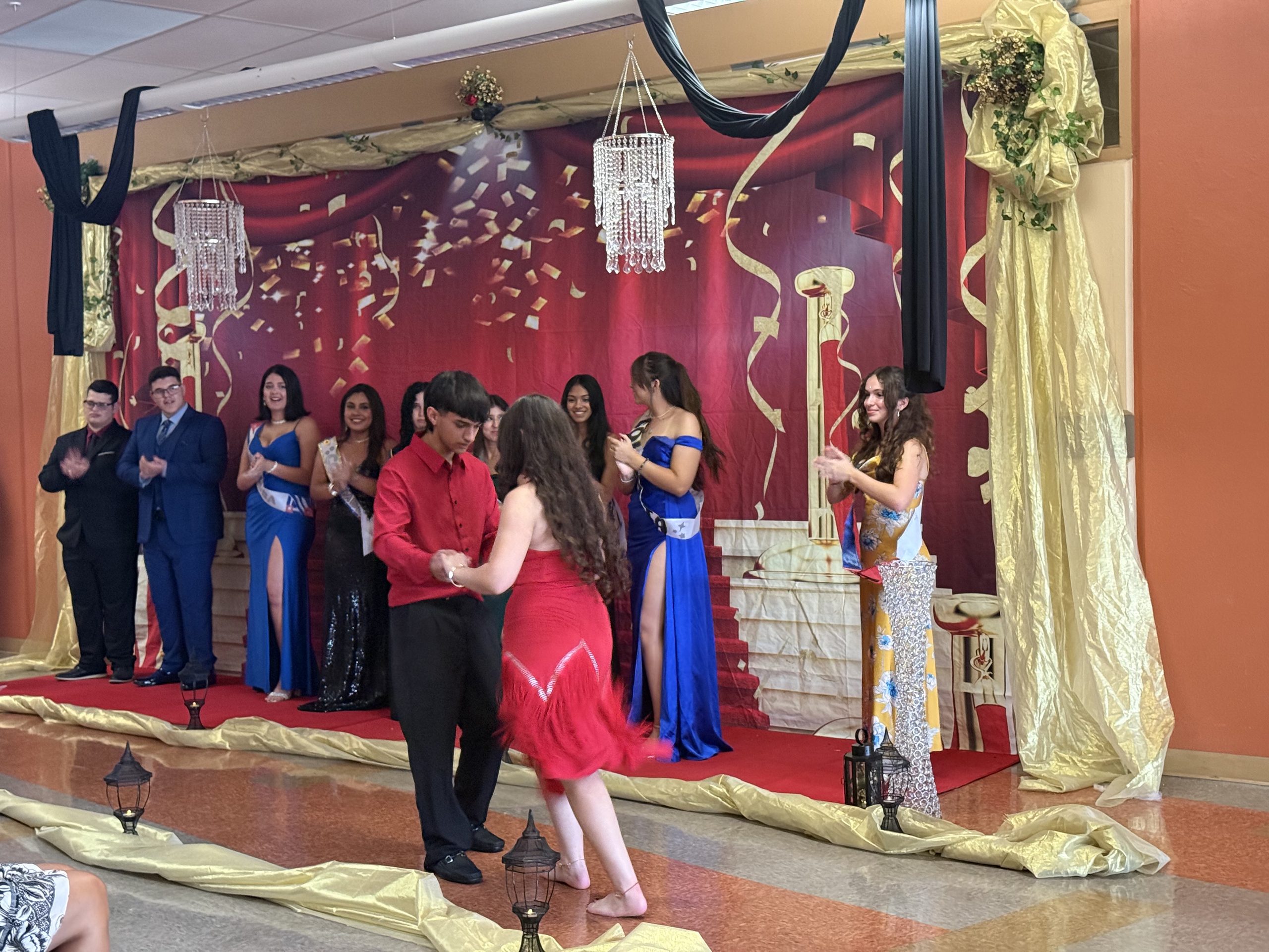 Nicol Díaz y Diego Garcia bailando el pegajoso ritmo latino "Cachondea"