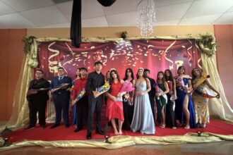 Jóvenes de Treasure Coast High School conmemoran el Mes de la Herencia Hispana con música latina, salsa y la coronación del Rey y la Reina de la Hispanidad.