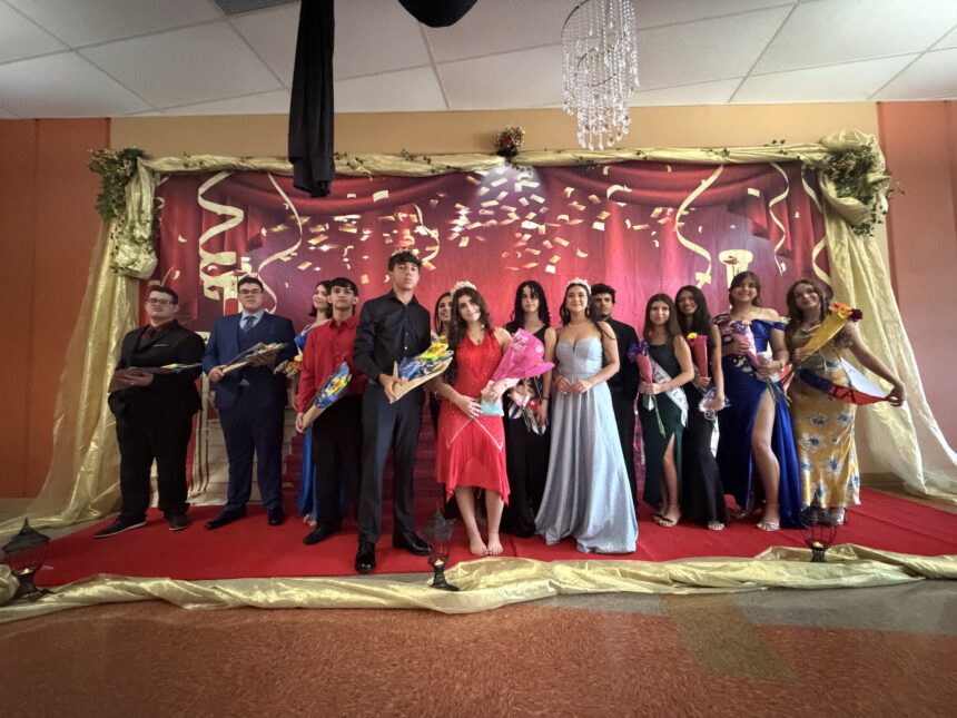 Jóvenes de Treasure Coast High School conmemoran el Mes de la Herencia Hispana con música latina, salsa y la coronación del Rey y la Reina de la Hispanidad.