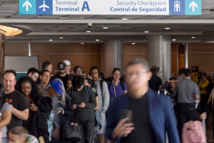 Viajar a EEUU tendrá un nuevo requisito desde noviembre: quiénes deberán presentar una declaración obligatoria antes de abordar el avión