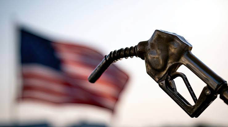Más estadounidenses recurren al crédito para pagar comida, gasolina y servicios básicos; crece el riesgo de endeudarse por años
