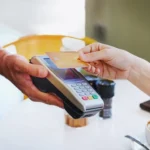 Más estadounidenses recurren al crédito para pagar comida, gasolina y servicios básicos; crece el riesgo de endeudarse por años