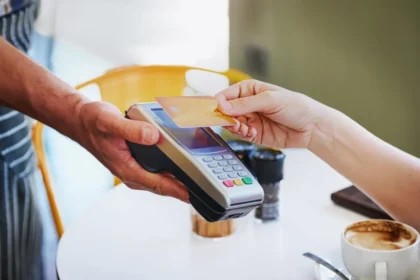 Más estadounidenses recurren al crédito para pagar comida, gasolina y servicios básicos; crece el riesgo de endeudarse por años